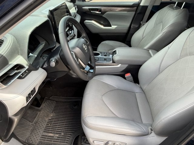 2023 Toyota Highlander Base