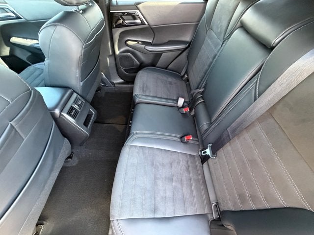 2024 Mitsubishi Outlander Base