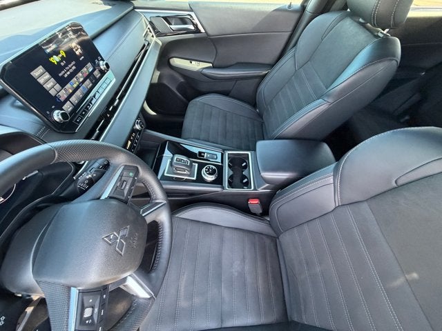 2024 Mitsubishi Outlander Base
